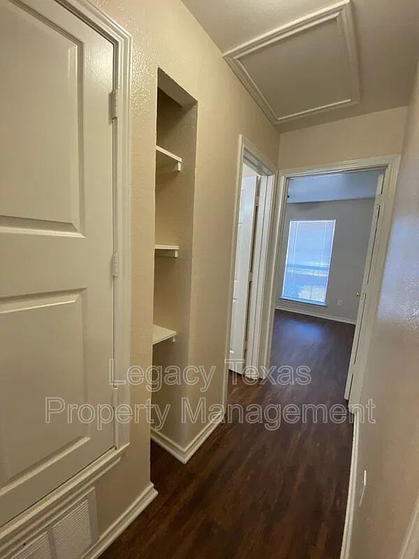 2 bed, 1.0 bath, 735 sqft, $1,100 — Photo 2