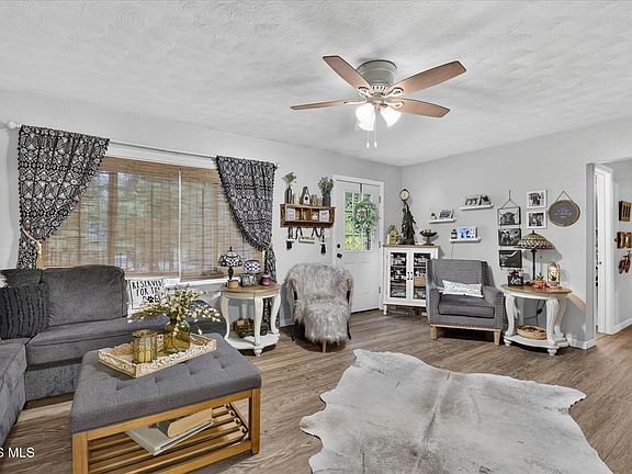 4th image of 4908 Heather Pl