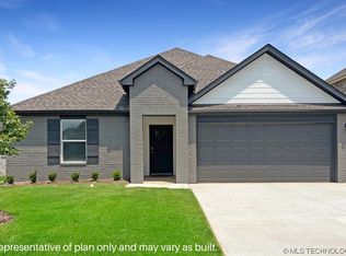 915 N Arapahoe Ave, Chouteau, OK 74337