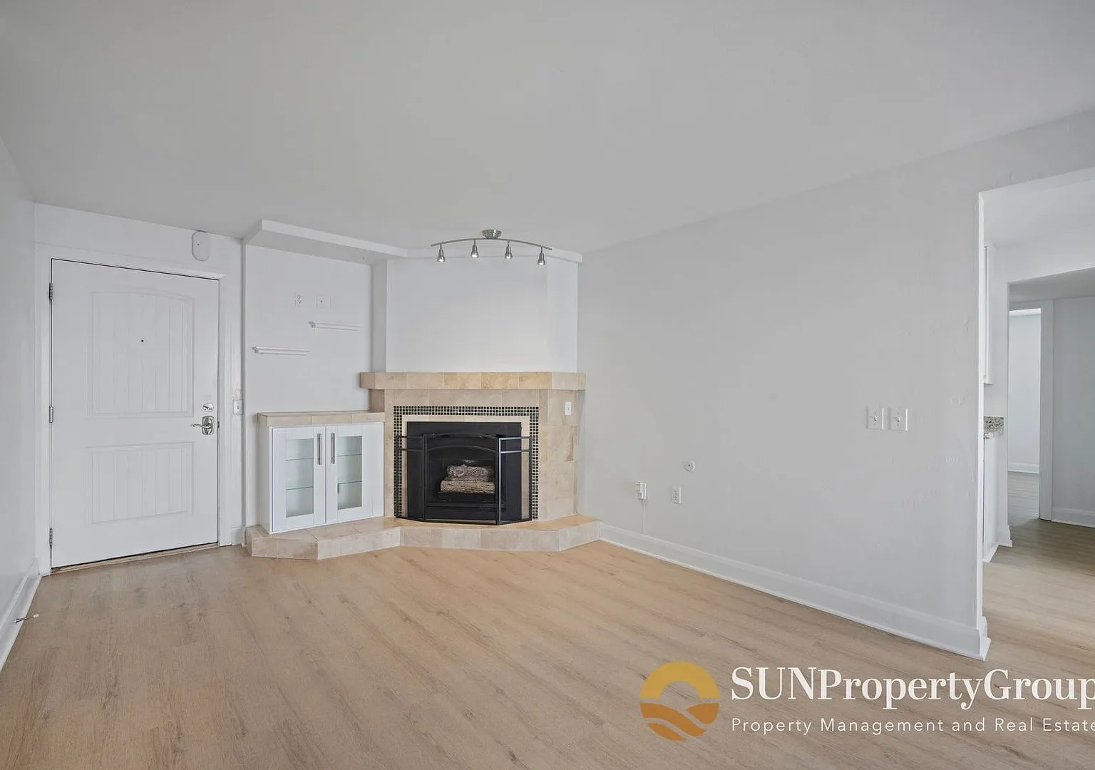 Spacious 2-Bedroom Near 9th & 9th! — Photo 3