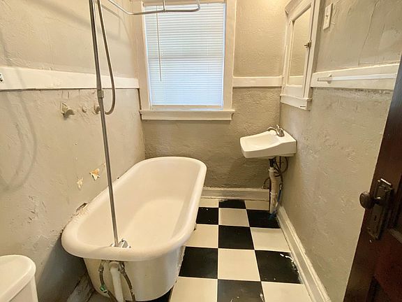 4th image of 1006 E 43rd St #4E