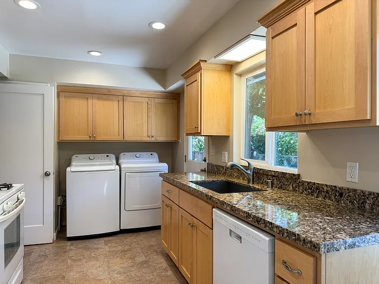 656 Evelyn Ct — Photo 6