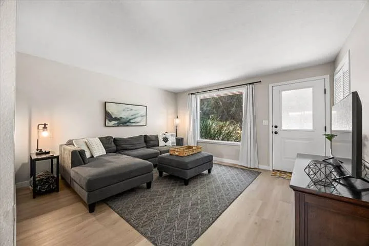 2 bed, 825 sqft, $3,500 — Photo 2