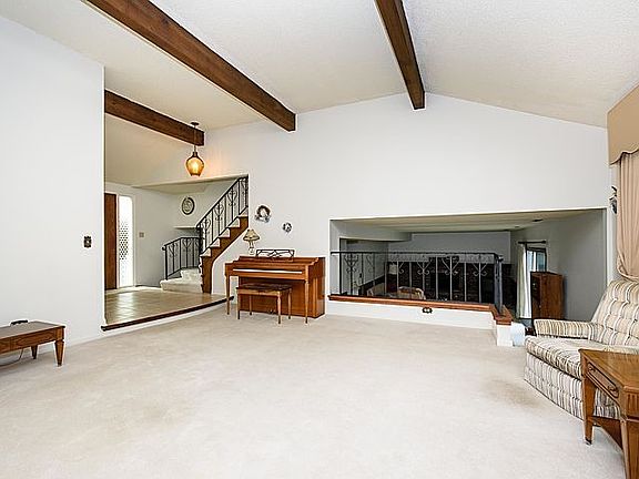 3rd image of 909 Royal Blackheath Ct
