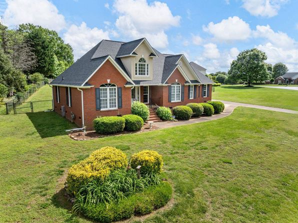 121 Lewis Burnett Dr, Boiling Springs, SC 29316