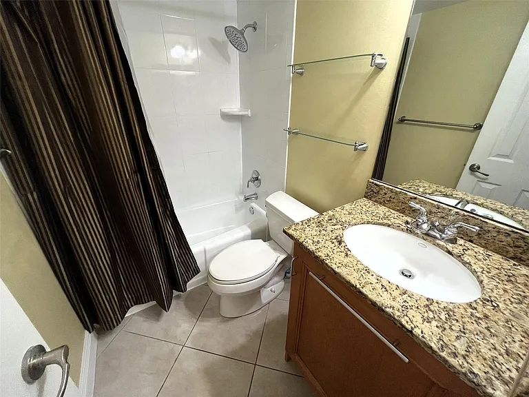 1460 NE 18th St #104 — Photo 30
