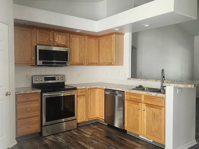 4562 W Big Creek St — Photo 3