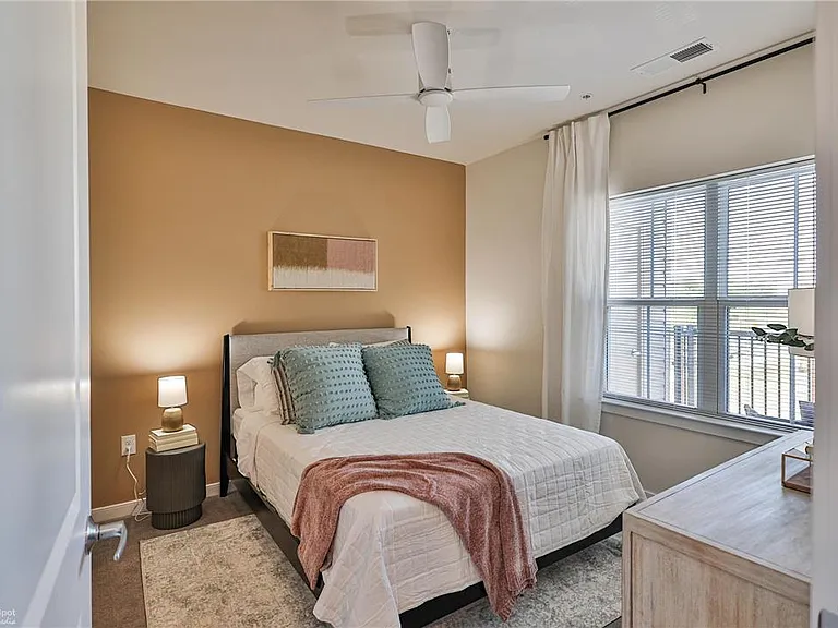 100 Aviv Upper — Photo 35