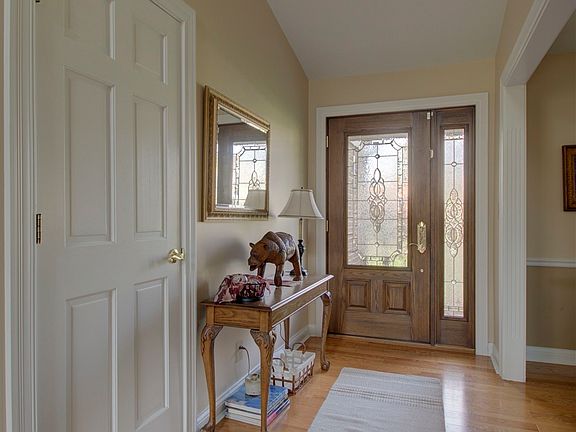 5th image of 124 Woodspoint Dr