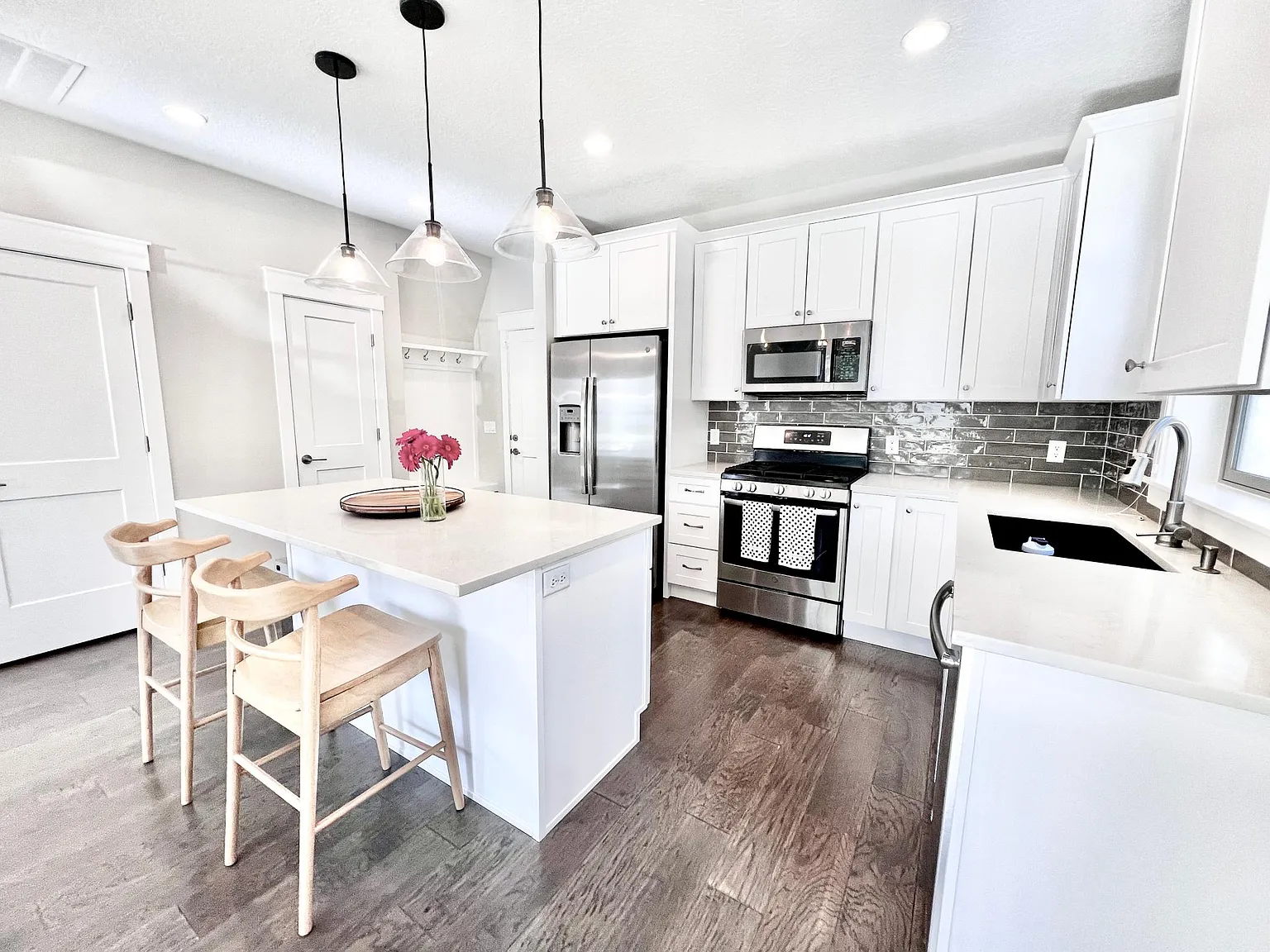 3 bed, 2.5 bath, 1679 sqft, $2,500 — Photo 1