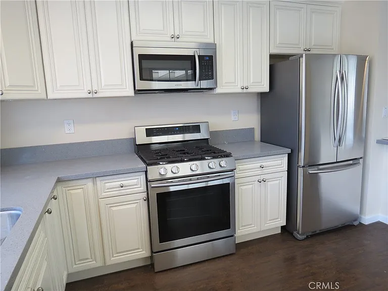 572 N Orange St — Photo 22