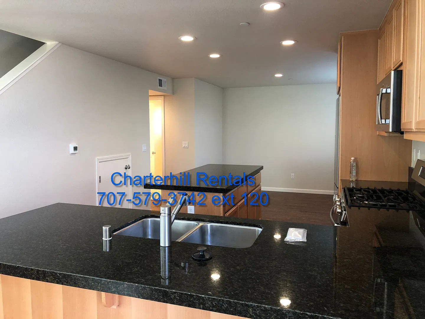Light and bright, like new Coffey Park home with hardwood style flooring and beautiful yard — Photo 4
