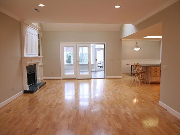 41 Oliver Ct Living Rm & Den