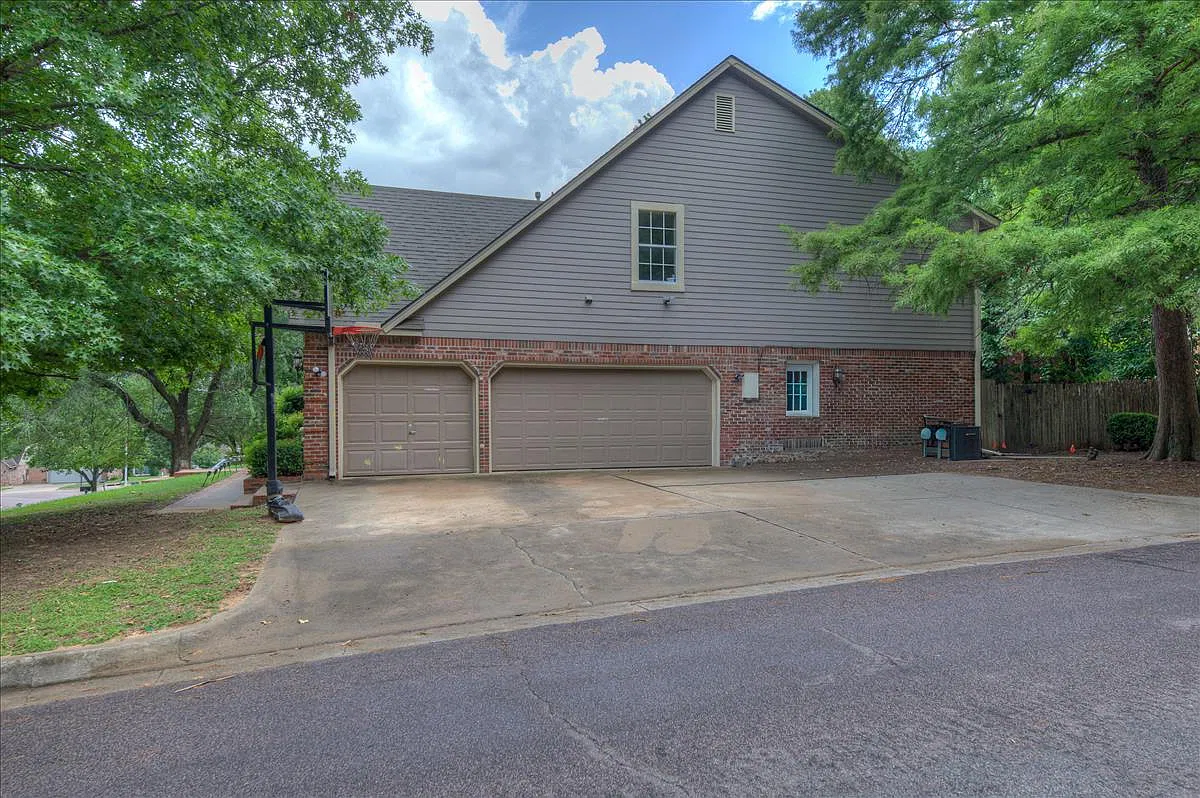 5 bed, 5.0 bath, 4443 sqft, $3,750 — Photo 3