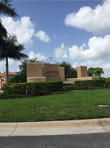 1st image of 915 SW 143rd Ter