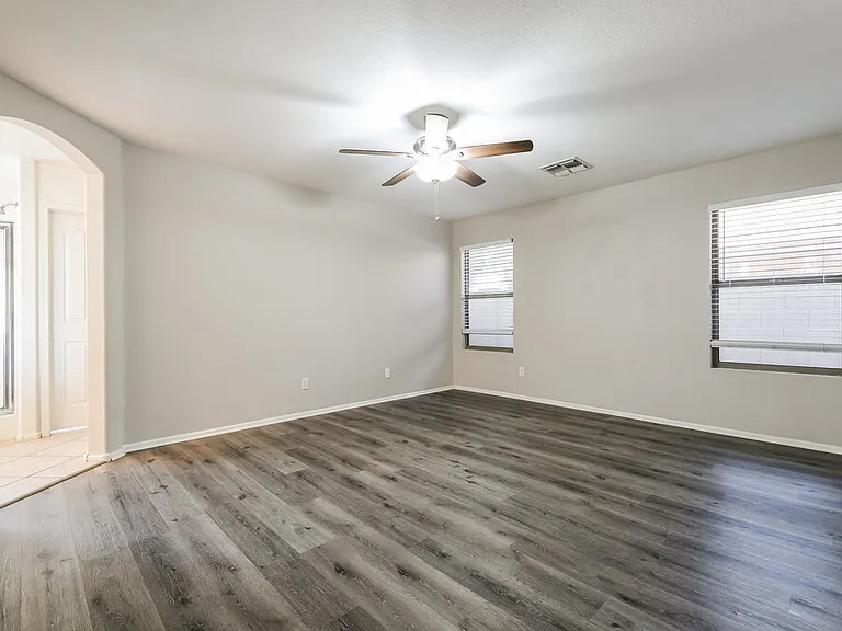 1427 E Vernoa St — Photo 10