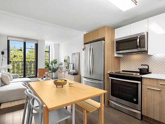 3rd image of 150 N 12th St APT 3G