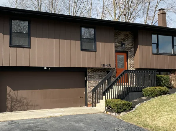 1945 Loganberry Ln, Crown Point, IN 46307