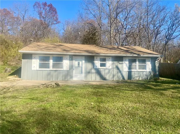 1102 Lakeshore Dr, Oak Grove, MO 64075