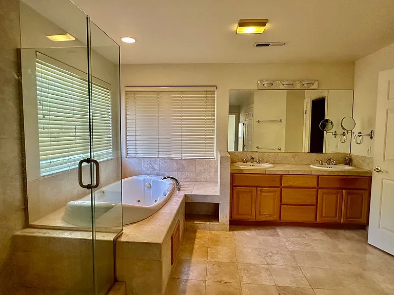 388 Knowles Dr — Photo 8