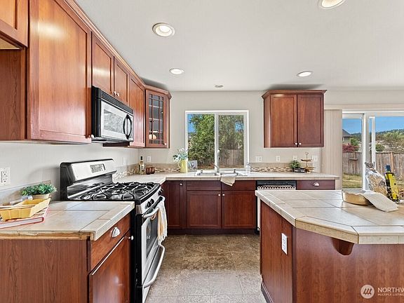 3rd image of 209 Burr Street NE