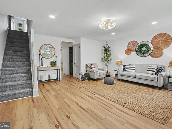 4th image of 885 Woodlawn Ave