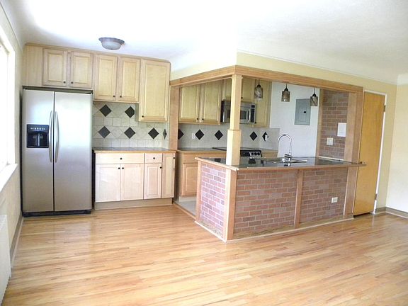 4th image of 733 E 2nd Ave