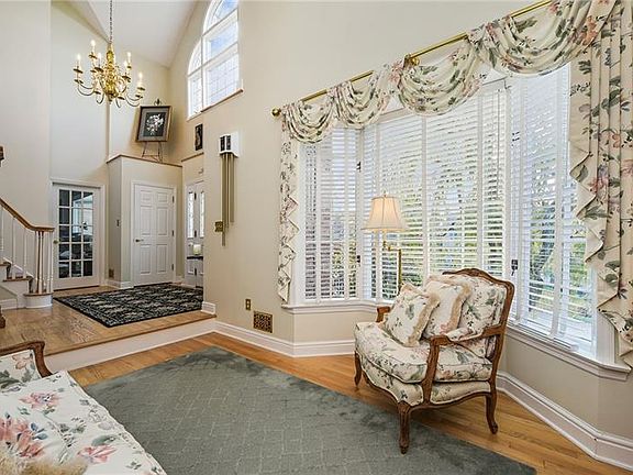 4th image of 2115 Chris Dr