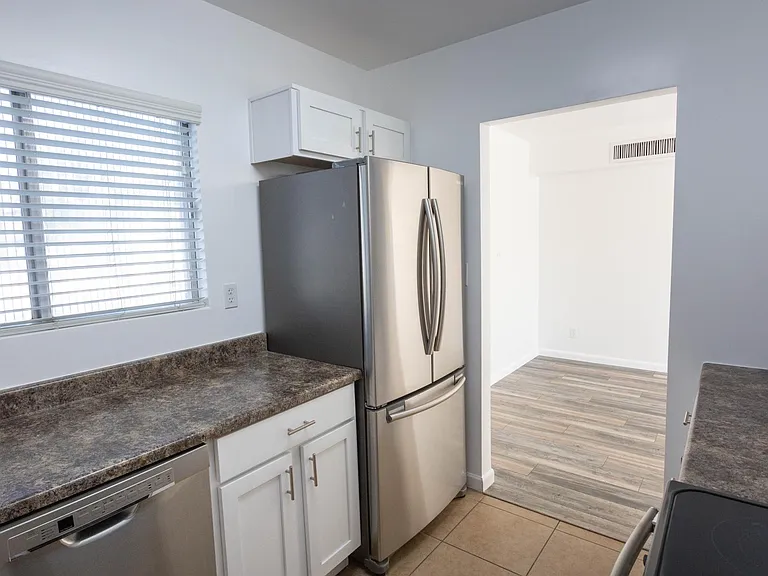 1043 E Maryland Ave #5 — Photo 5