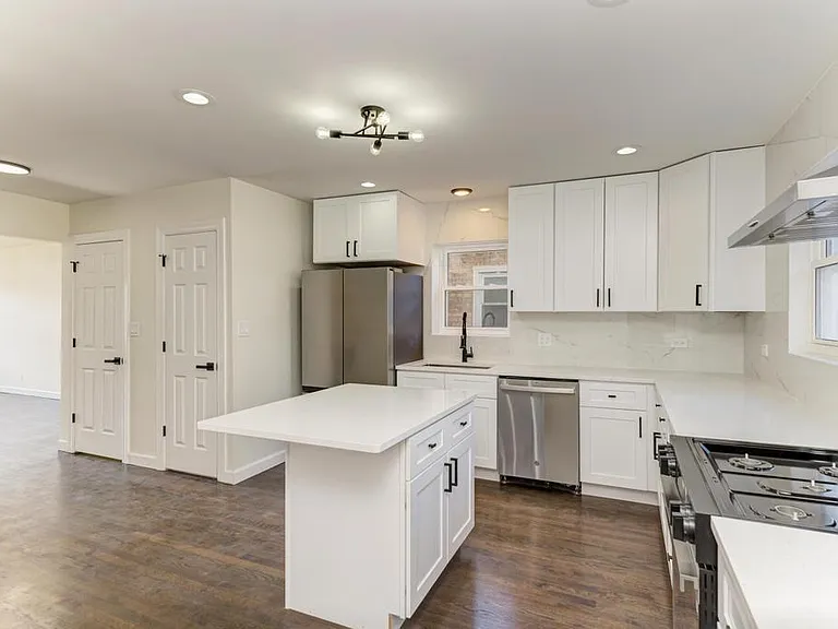 6218 W Foster Ave — Photo 2
