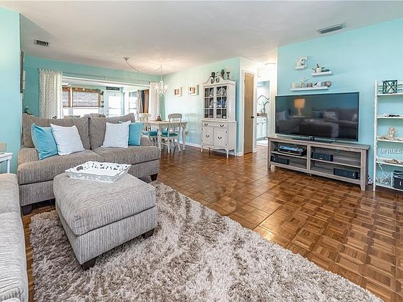 4th image of 549 E Lake Dr