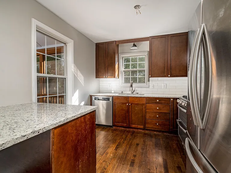 325 Dobbs Rd — Photo 10