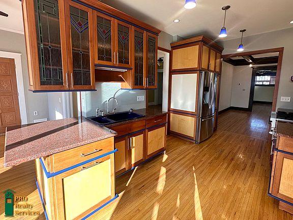5th image of 3132 James Ave S Floor 2