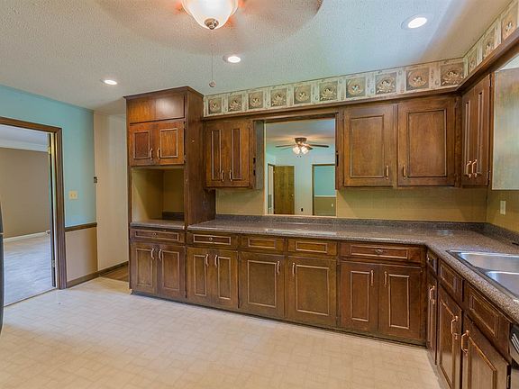 3rd image of 2505 Monteview Dr SE