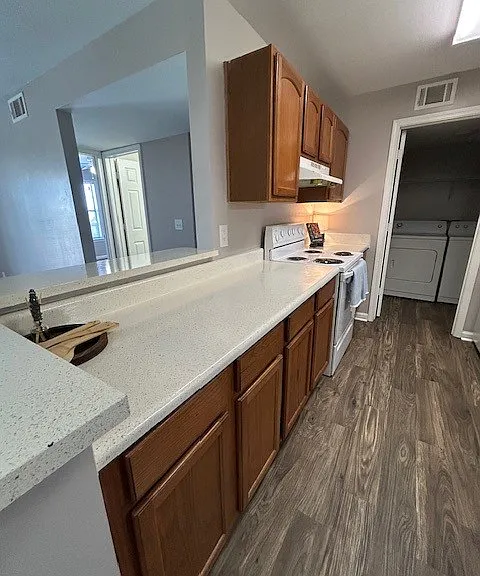 Villas at Metro Center — Photo 2