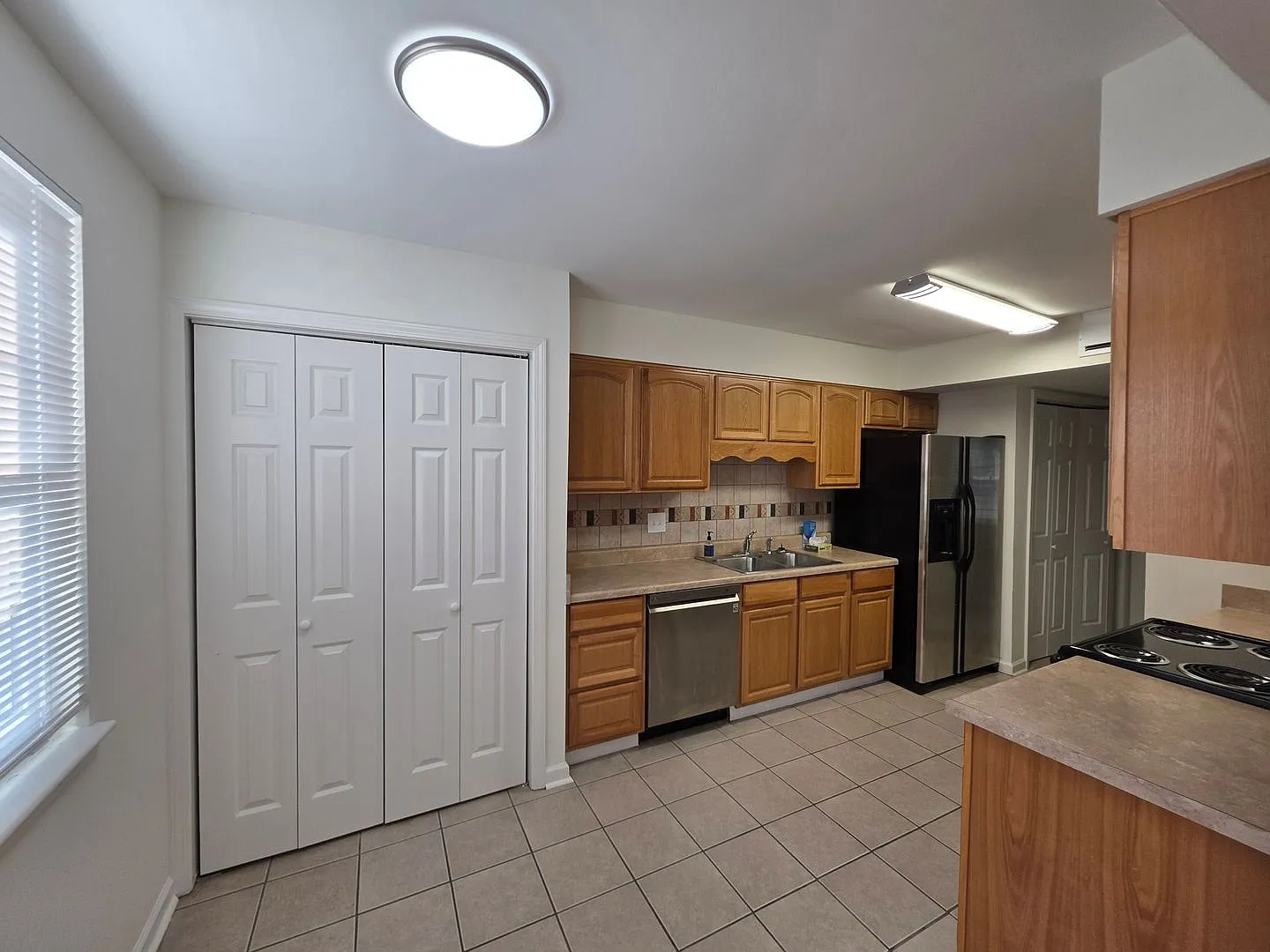 Beautiful Bellevue Townhome | 4 Bedrooms, 2 Living Areas, Pool, Tennis Clubhouse — Photo 3