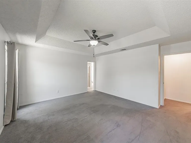 PRIMARY BEDROOM WITH TRAY CEILING