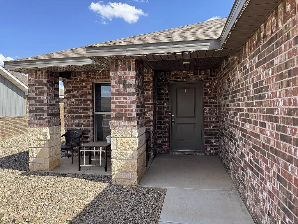 3 bed, 2.0 bath, 1379 sqft, $2,300 — Photo 2