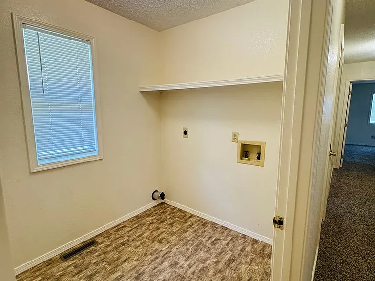 204 Howard St — Photo 11