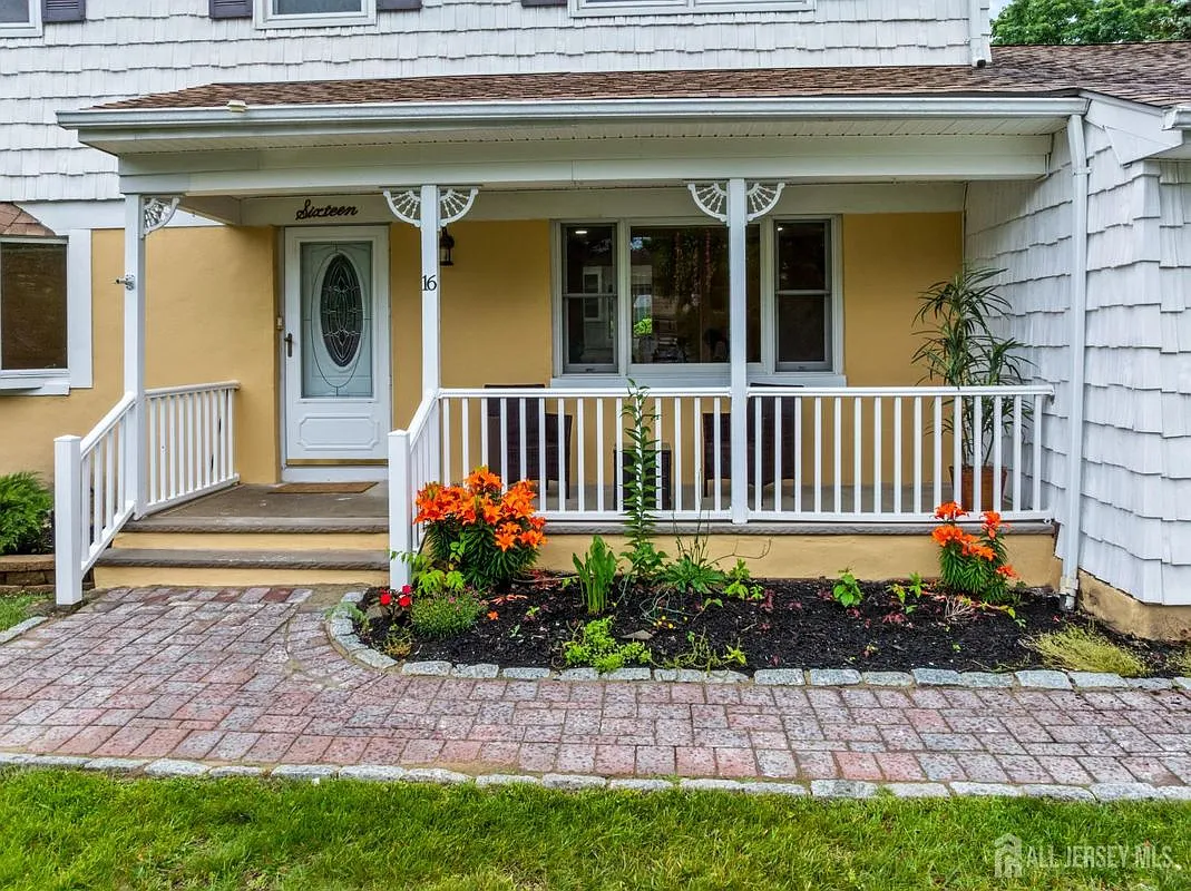 4 bed, 3.0 bath, 2396 sqft, $4,300 — Photo 3