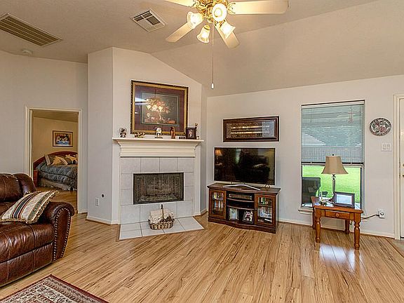 4th image of 208 Briarglen Dr
