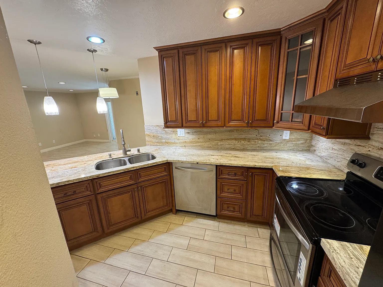 2 bed, 1037 sqft, $3,290 — Photo 4