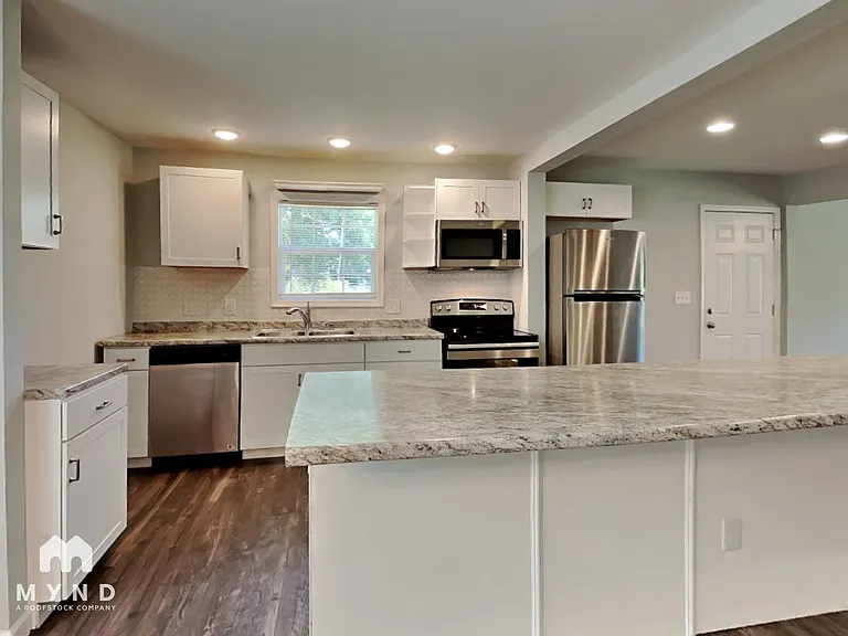 2901 Newark Dr — Photo 3