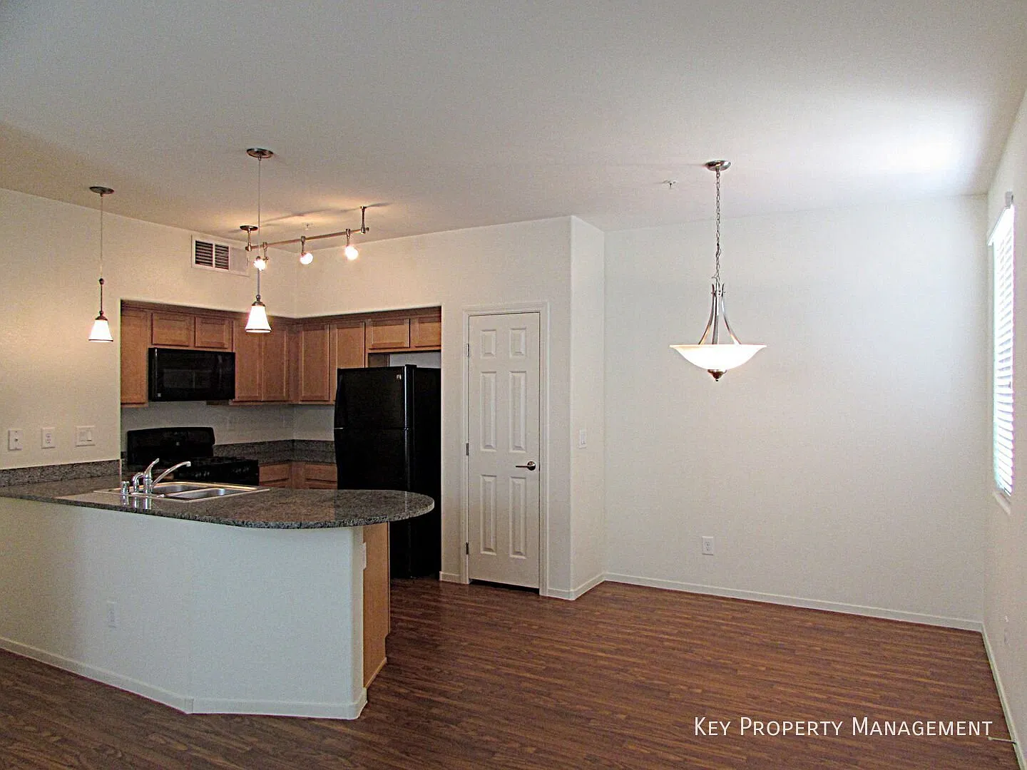 Spacious 3BR Condo with Detached Garage in Henderson — Photo 2