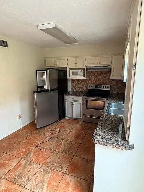 2 bed, 1.5 bath, 1160 sqft, $1,650 — Photo 3