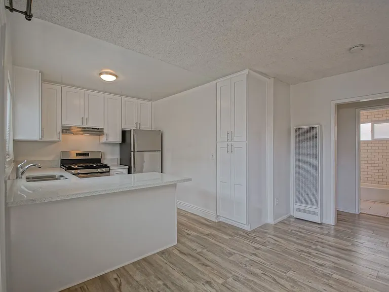 2307 Carnegie Ln — Photo 5