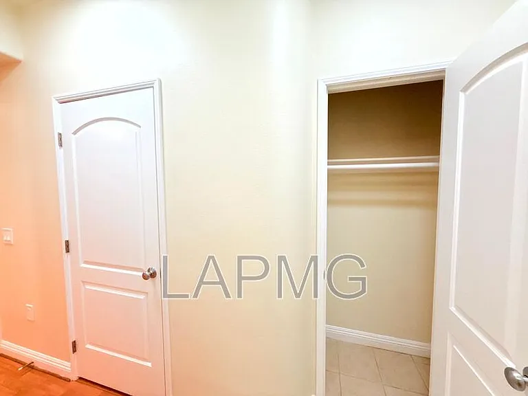 12217 Moorpark St #9 — Photo 13