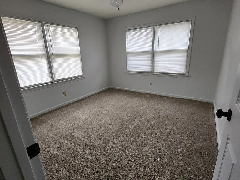 401 S Hoover St — Photo 14