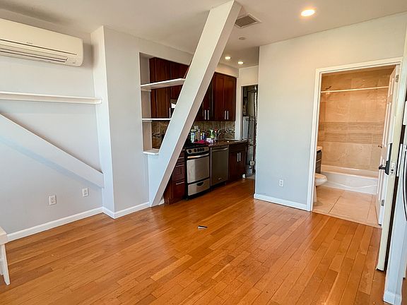 5th image of 25-15 Crescent St Unit 7M