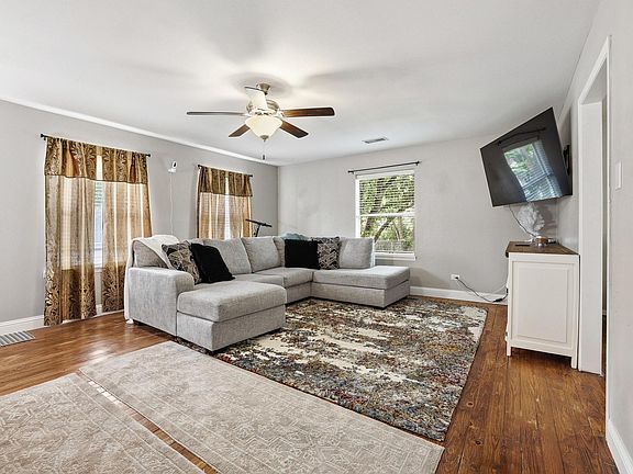 5th image of 312 E Saunders St